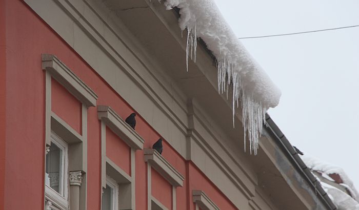 FOTO: Klizavo na ulicama Novog Sada, sa krovova "prete" ledenice