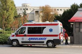 Žena pala iz autobusa, u sudaru tri vozila na Rumenačkom putu povređeni devojka i muškarac