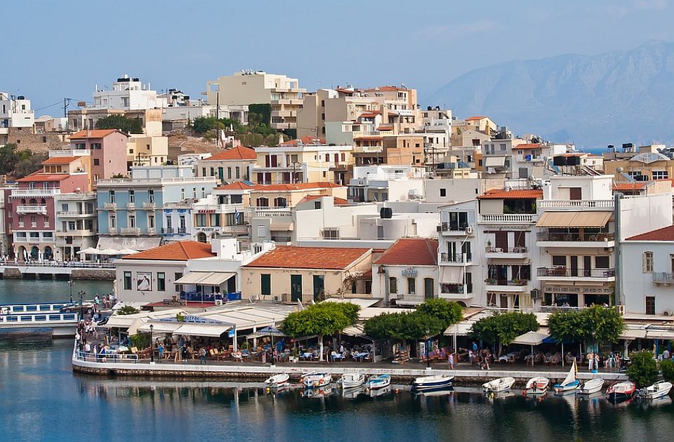 Skok broja zaraženih kovidom u Grčkoj: Prednjače Mikonos, Santorini i Milos