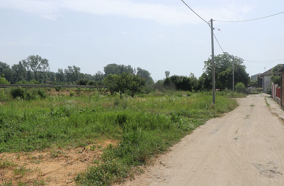 FOTO Beogradska ulica u Karlovcima: Put koji nije put, zmije i planirana hala pod prozorima kuća