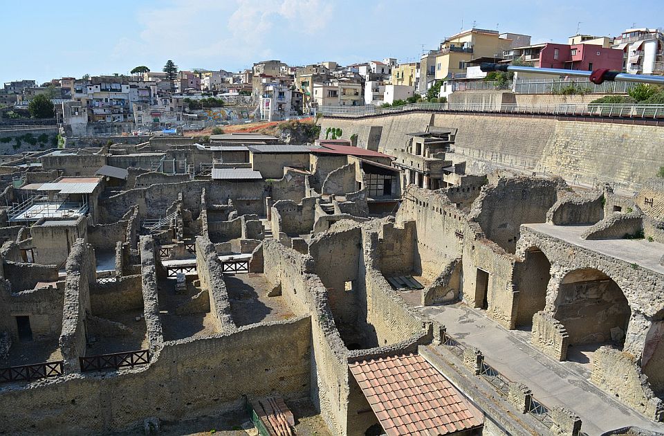 FOTO: Turista iz Holandije oskrnavio zid u drevnom Herkulanumu