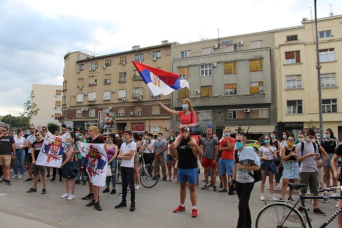 FOTO, VIDEO: Novosadski studenti šetali do Banovine, dali rok od tri dana ili sledi radikalizacija protesta