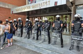 FOTO: Studenti i građani okupljaju se ispred Filozofskog fakulteta, kordon policije na ulazu