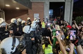 FOTO, VIDEO: Studenti i građani i večeras ispred Filozofskog fakulteta, kordon policije na ulazu
