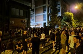 FOTO, VIDEO Studenti i građani i večeras ispred Filozofskog: Zahtev da policija napusti fakultet