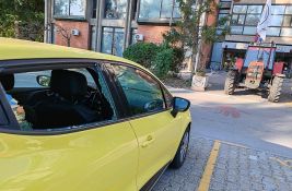 FOTO, VIDEO: Ispred Filozofskog jutros mirno - policija i dalje čuva ulaz, vidljivi znaci jučerašnjeg sukoba