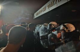 Student Filozofskog priveden u autobusu, jedna osoba na protestu pogođena pirotehnikom u glavu