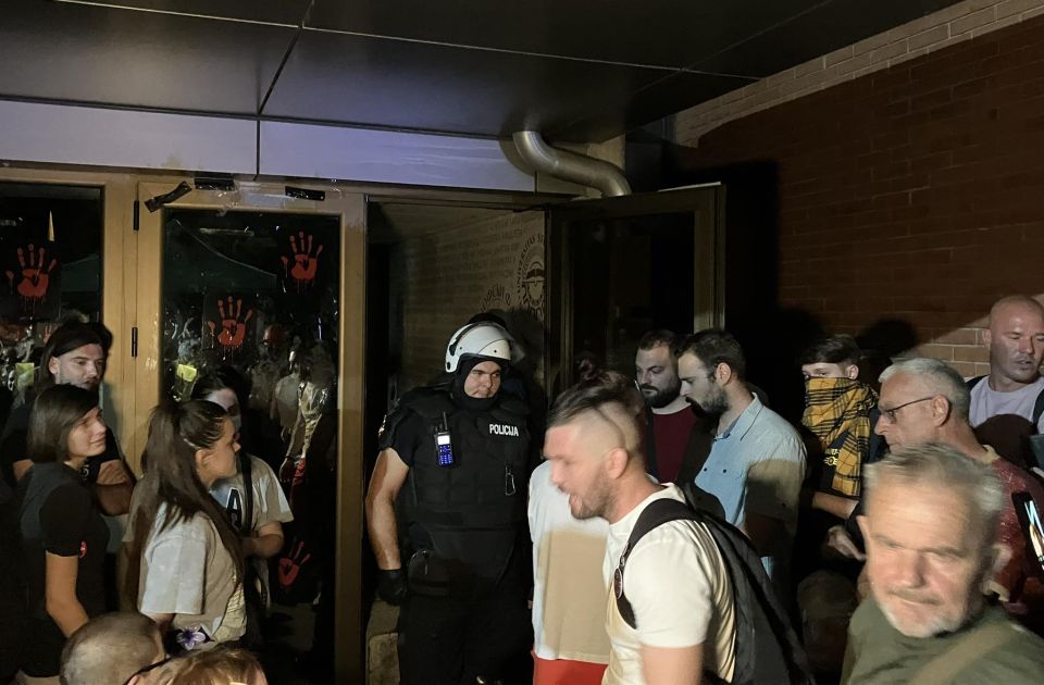 Jedan od osumnjičenih za napad na policajce ispred Filozofskog fakulteta pušten da se brani sa slobode 