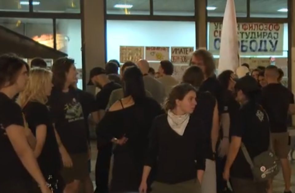 U Beogradu skupovi podrške novosadskim studentima: "Ko ne stiže u Novi Sad neka filozofira u kraju" U Beogradu skupovi podrške novosadskim studentima: "Ko ne stiže u Novi Sad neka filozofira u kraju"