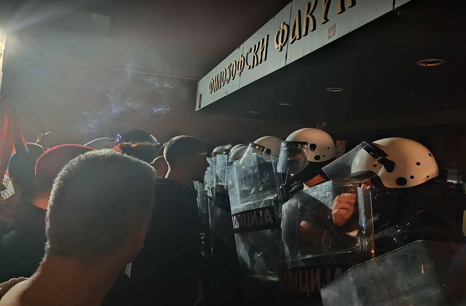 Student Filozofskog priveden u autobusu, jedna osoba na protestu pogođena pirotehnikom u glavu Student Filozofskog priveden u autobusu, jedna osoba na protestu pogođena pirotehnikom u glavu