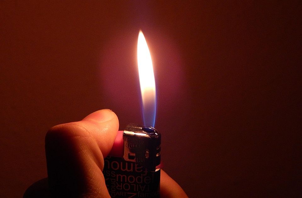 Petorica u Velikom ritu zapalila Novosađanki automobil