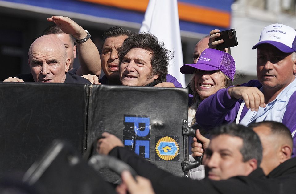 VIDEO: Predsednik Argentine i njegova sestra gađani kamenjem i flašama zbog korupcijskog skandala