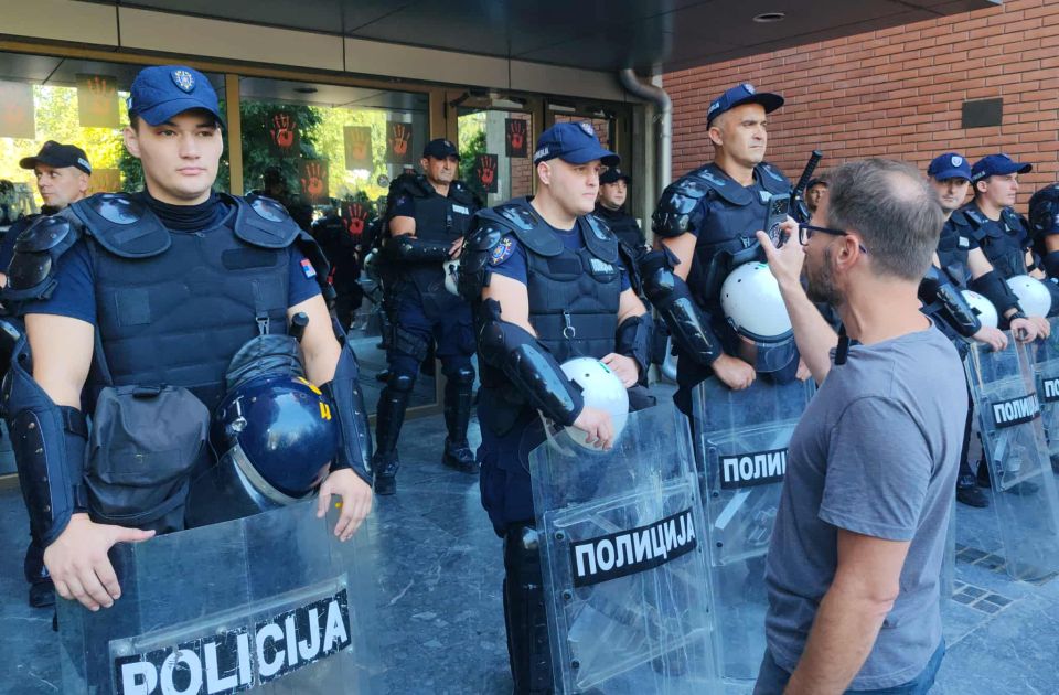 Akademske mreže: Zahtevamo momentalno povlačenje policije sa Filozofskog fakulteta
