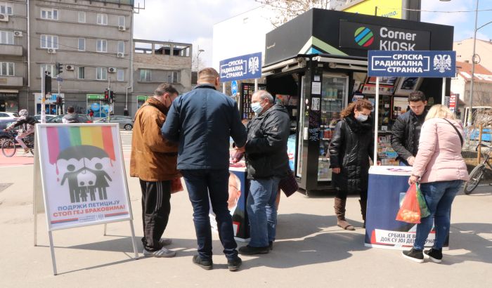 FOTO: Radikali skupljaju potpise za peticiju protiv "gej brakova"