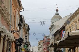 FOTO: Pijanista zalepio zatvorske rešetke na novogodišnju dekoraciju u centru Novog Sada