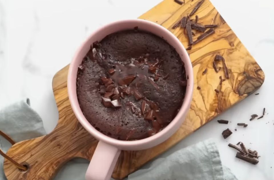 VIDEO Kada vam je do slatkog, a nemate previše vremena i živaca: Brzi čokoladni kolač u šolji