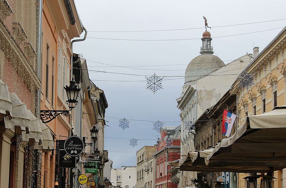 FOTO: Pijanista zalepio zatvorske rešetke na novogodišnju dekoraciju u centru Novog Sada