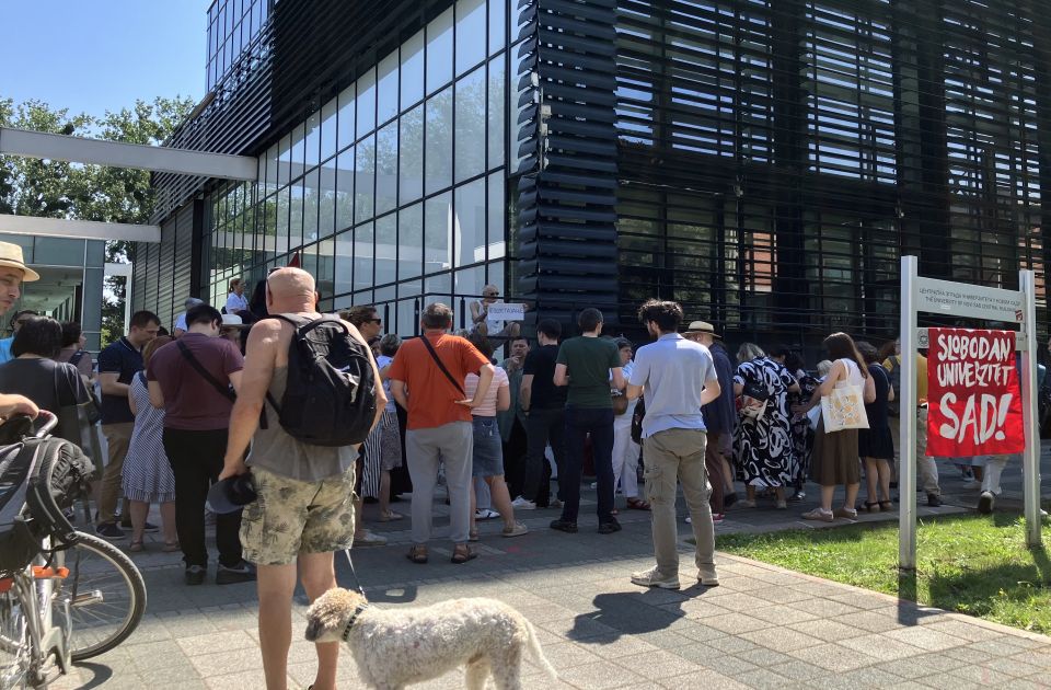 FOTO Profesori i sindikati pred sednicu Senata traže novo glasanje o Mihiću: 