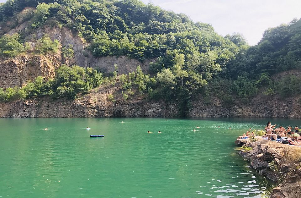 Starija planinarka pala sa litice Ledinačkog jezera, u toku akcija spasavanja