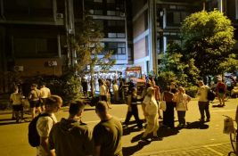U toku skup ispred Filozofskog: Studenti i građani mirno protestuju, policija i dalje ispred ulaznih vrata