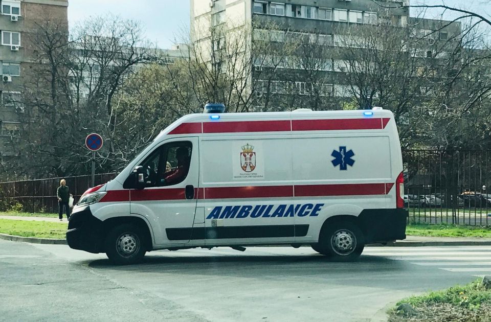Troje povređeno na novosadskim ulicama: Biciklistkinja, motociklista i muškarac u sudaru dva vozila