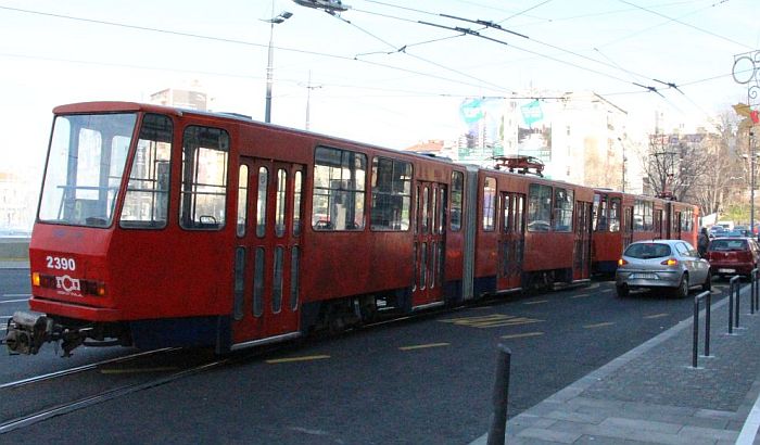Žena pretila pištoljem grupi Roma u beogradskom tramvaju