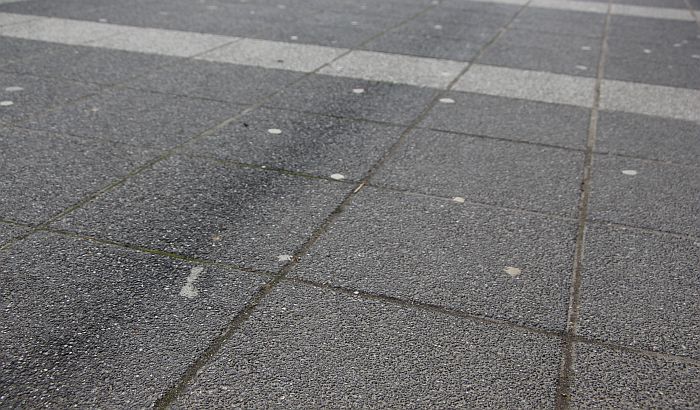 Novi Sad ponovo traži firmu za uklanjanje žvaka sa behatona