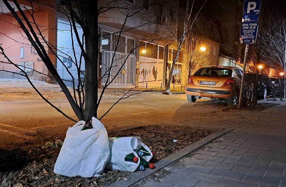 Žive u centru Novog Sada i nemaju kontejner, problem napravila nepropisno parkirana vozila