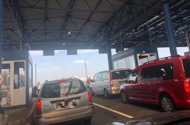 Automobili na Batrovcima čekaju četiri sata da izađu iz Srbije