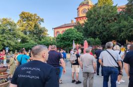 Okupljanje pred sednicu Sremskih Karlovaca: Dužnost institucija da obezbede bezbedno školovanje