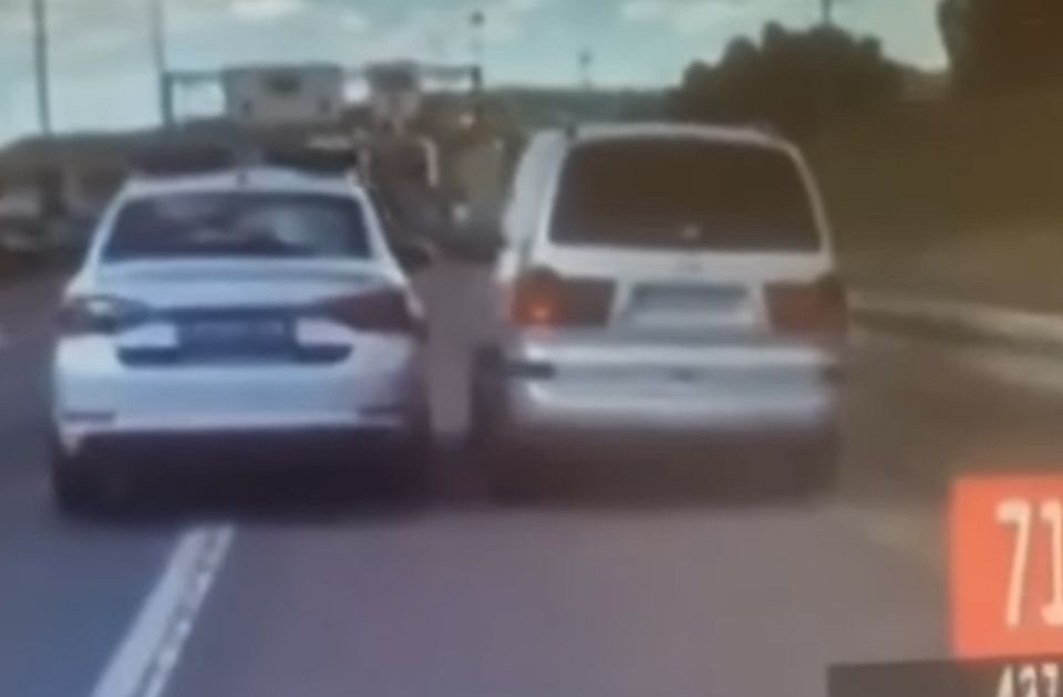 VIDEO Potera na auto-putu: Drogirani švercer probio rampu, opirao se hapšenju, policija upotrebila silu VIDEO Potera na auto-putu: Drogirani švercer probio rampu, opirao se hapšenju, policija upotrebila silu