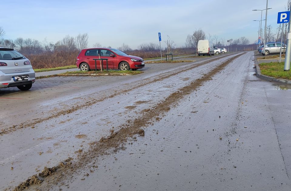 FOTO Novosađani sa Jugovićeva u problemu: Kamioni sa gradilišta škole raznose blato po naselju