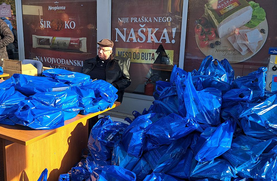 VIDEO: Šešelj u Novom Sadu delio svoje knjige