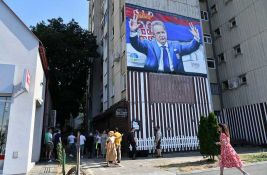 FOTO: Gradonačelnik sa članovima porodice Mihajlović obišao mural posvećen Siniši Mihajloviću