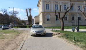 Kostu Hadžija oborilo vozilo na trotoaru kod Muzeja Vojvodine