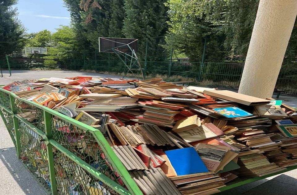 Novosadska škola bacila knjige, u kontejneru i one sa posvetom Mike Antića i Desanke Maksimović
