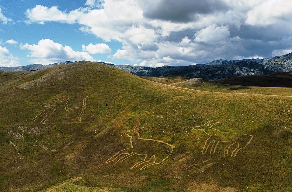Umetnici iz Novog Sada na Žabljaku napravili najveći piktogram na travi na svetu