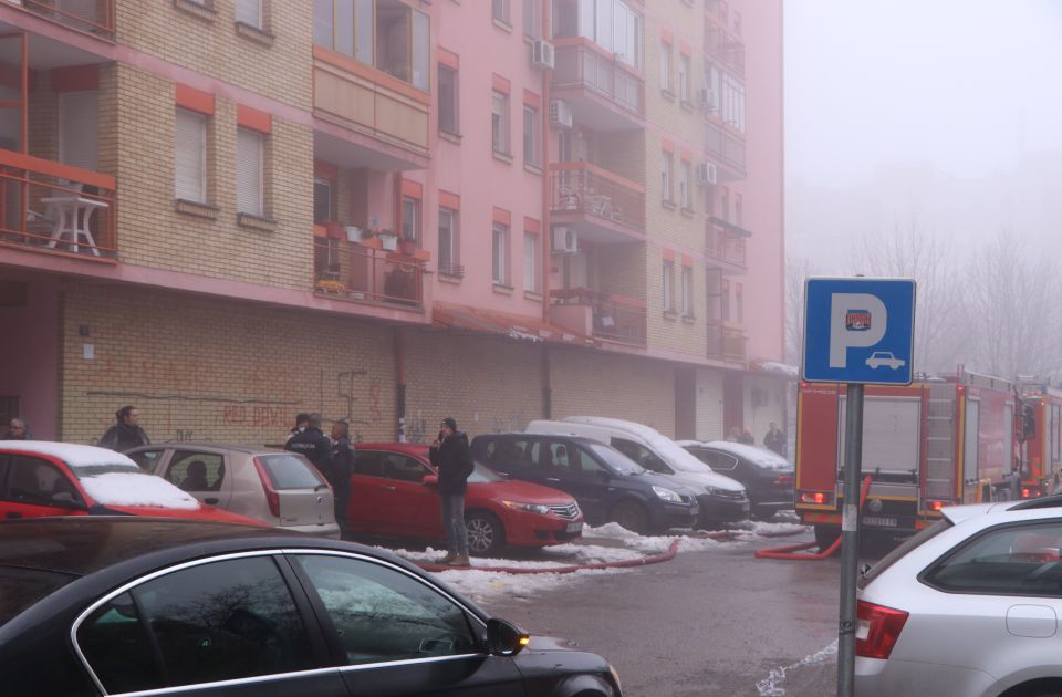 FOTO Zgrada na Limanu noć posle požara: Stanarima obezbeđen smeštaj, vatrogasci dežuraju