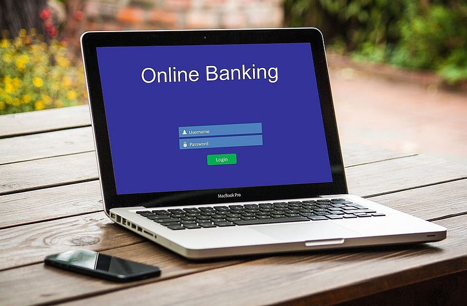 Svaki klik za bankare keš: Građani negoduju zbog uvođenja provizija na onlajn plaćanje