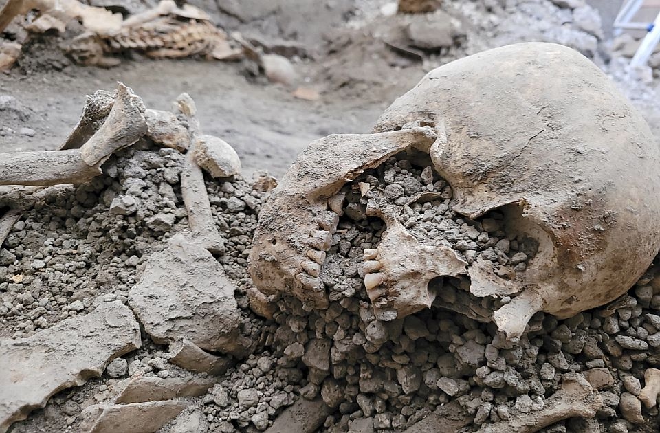 FOTO: U ruševinama Pompeje pronađena još dva skeleta ljudi stradalih pre 2.000 godina 