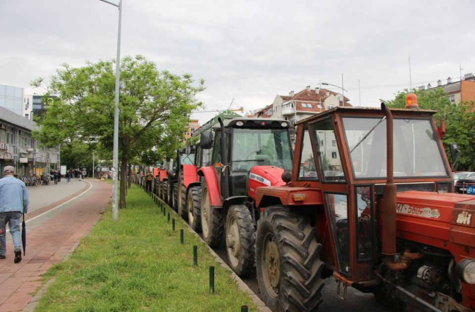 FOTO, VIDEO: Dug red traktora kod Sajma u Novom Sadu, poljoprivrednici planiraju da prenoće