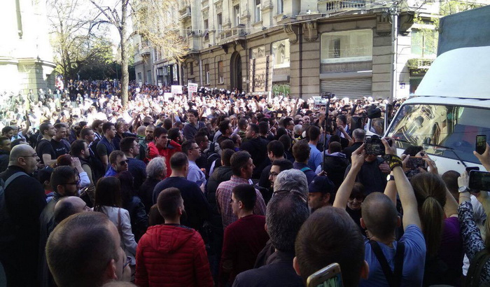 VIDEO, FOTO: Demonstranti ispred policijske stanice "29. novembar", Vučić napustio Predsedništvo