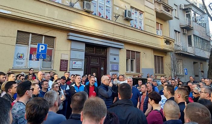 FOTO: Vučević održao govor pristalicama SNS ispred gradskog odbora stranke