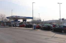 FOTO, VIDEO: Na novosadskim pumpama bez problema sa točenjem goriva, nema ograničenja
