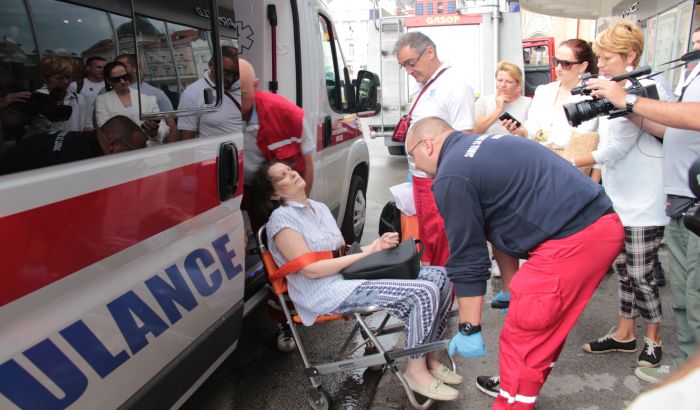 FOTO, VIDEO: Vatrogasci i policija s bravarom ušli u stan i iselili porodicu Ninić, Slobodanka Ninić zadobila kontuziju zgloba