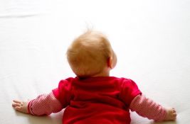 Kada bebe treba da počnu da puze i smeju li da preskoče tu fazu?