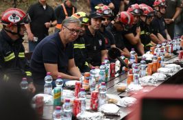 Vučić u Deliblatskoj peščari: Srbija je evropska velesila u gašenju požara, izgoreo samo jedan poljski toalet