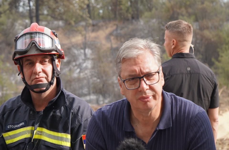 Vučić u Deliblatskoj peščari: Srbija je evropska velesila u gašenju požara, izgoreo samo jedan poljski toalet