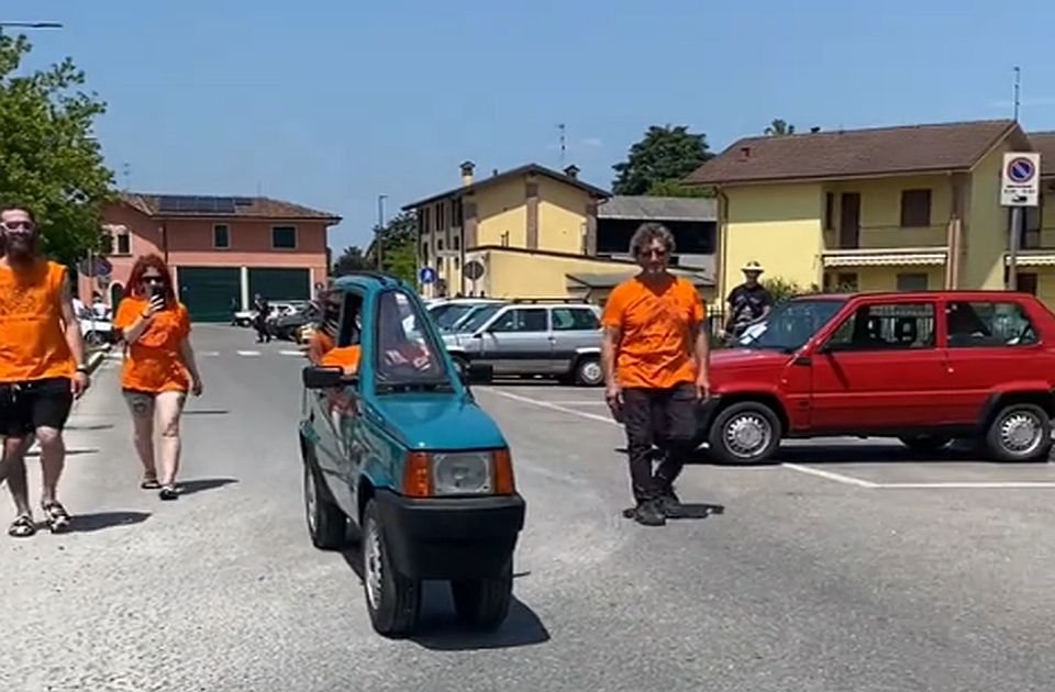 VIDEO Ovaj automobil izgleda kao da je ispao iz crtaća: Širok je samo 48 cm