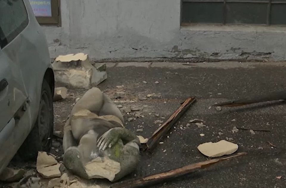 Velika statua pala na trotoar u Beogradu, usput oštetila jedno vozilo